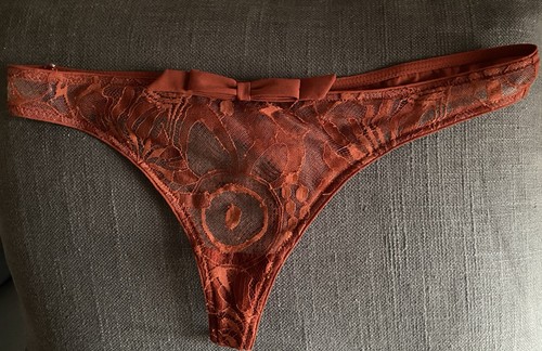 String dentelle rouge - string,