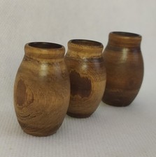 Poterie en bois marron pour