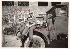 Soldat sur capot sur camion