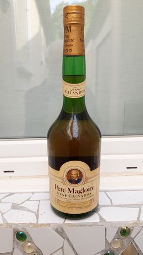 Une bouteille fine calvados - , du