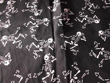coupon tissu  " squelettes  "   Halloween   55  X  93  cm