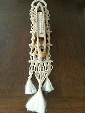 Ancienne navette bois intégrant un thermomètre. Objet insolite