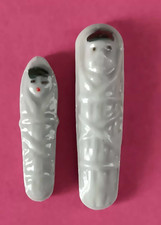 2 fèves BEBES MAILLOTS Hr 3,5 - 2,7cm porcelaine émaillée décorée LIMOGES CASTEL