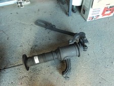 ancienne pompe a eau en fonte