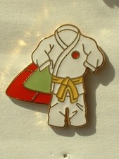 PIN'S JUDO - KIMONO  - CEINTURE MARRON - DOUBLE ATTACHE - EMAIL