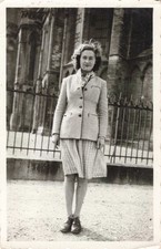 ANCIENNE PHOTOGRAPHIE JEUNE FEMME EN TAILLEUR PREND LA POSE