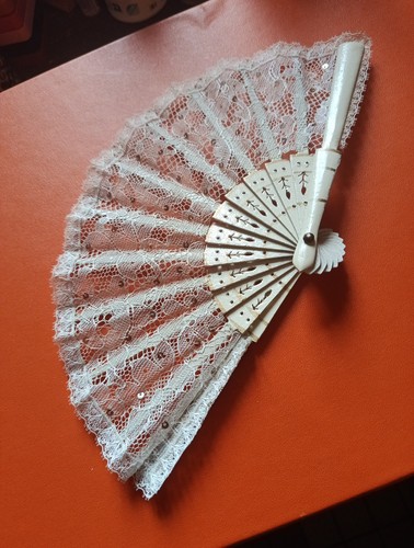 Petit éventail jeune fille - de,