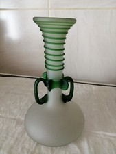 GRAND VASE - AVEC 2 ANSES  - VERRE OPAQUE - ORNEMENTS VERTS - HAUTEUR 28 CM