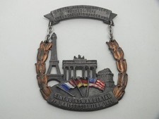 Médaille Allemande en metal de 1979. Drapeaux: Français, Allemand, Américain.