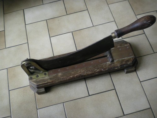 Outil ancien coupe pain - outil, coupe-pain