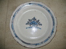  plat rond ancien en faïence Rouen- Forges les eaux cul noir XIXé décor bleu