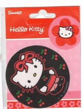 Ecusson HELLO KITTY  fond noir noeud rouge  diamètre 7 cm