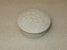 B) ANCIENNE BOITE RONDE. PILULIER EN BISCUIT "PORCELAINE" LIMOGES. AVEC 2 ANGES 
