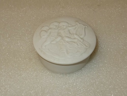 Ancienne boite ronde - b),