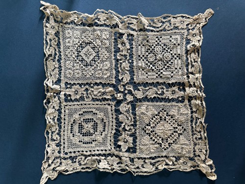 Ancien napperon dentelle aux