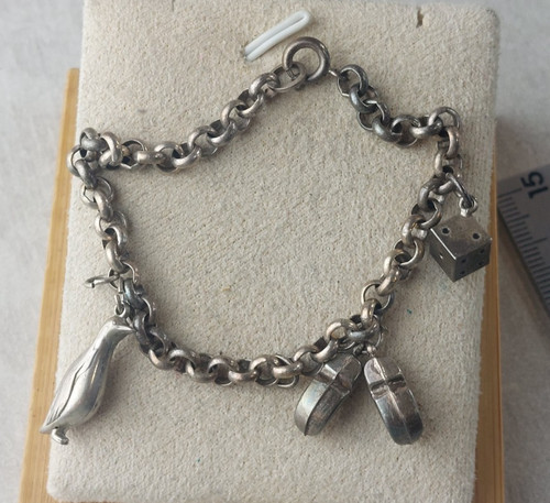 Ancien bracelet avec - , charms