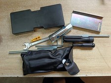 5D7-F817G UNE TROUSSE A OUTILS AVEC SON SUPPORT ET POCHETTE YAMAHA MT 125 2016