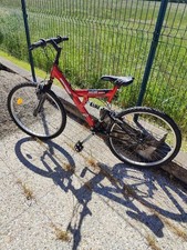 VTT rouge et noir, modèle