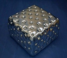 Superbe POUF Chesterfield argent + cristaux diamants 60x60x43cms siège fauteuil