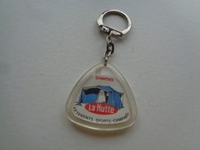 ANCIEN PORTE CLE  TENTE CAMPING LA HUTTE VETEMENTS SPORT SKI  PLASTIQUE