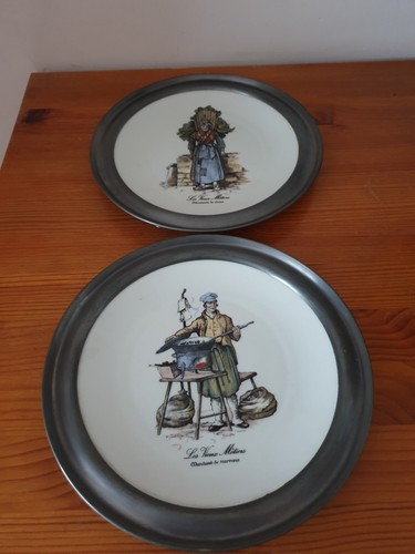 Deux assiettes décoratives - , à