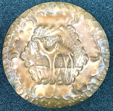 ASSIETTE EN CUIVRE REPOUSSÉ -