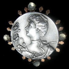 broche art nouveau en argent : profil de femme avec fleurs , cerclage plaqué or