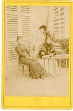 PHOTO CABINET, des femmes posent sur un perron robe châle mobilier