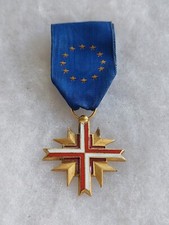 Une médaille " Croix du Combattant Européen ".