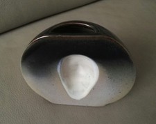 Vase demi-lune excavé en grès