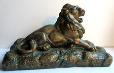Ancien encrier Napoléon III, régule peint vieil Or: Lion allongé sur terrasse