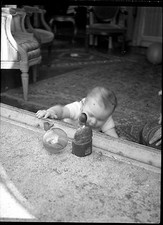 Jeune enfant bébé nourrisson jardin jouets - Ancien négatif photo an. 1930