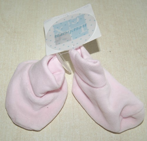 Petits chaussons roses neufs - petits,