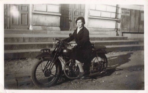 Ancienne photographie jeune - ancienne,