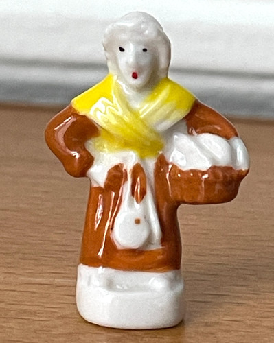 Fève femme ancienne portant - fève,