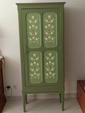 Armoire parisienne relooquée, peinte à la main