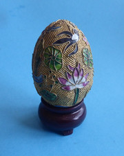 Oeuf en metal doré avec