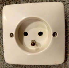 Legrand Neptune Prise  2P + T à Griffes Blanc TBE