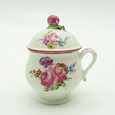 Mennecy. Pot à jus en porcelaine à décor polychrome de fleurs, XVIIIe siècle