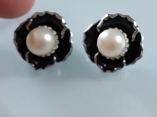 JOLIES BOUCLES D OREILLES FORME DE FLEUR PERLE ET BRILLANT DLG CHRISTIAN DIOR 