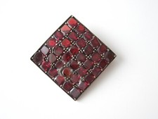 Broche En Grenat Carré Avec