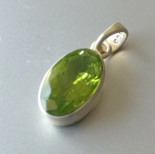 Pendentif péridot sur - pendentif,