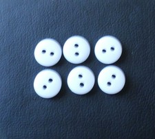 6 BOUTONS EN RESINE A 2 TROUS