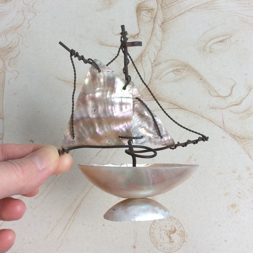 Ancien petit bateau nacre - bateau,