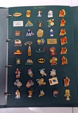 lot de 100 pin's dans son album vert  (dont tintin disney sonic etc..)