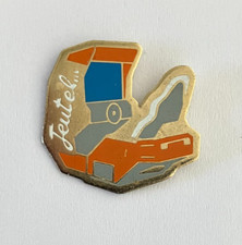 02 - Pin's Jeu VIDEO COURSES DE VOITURE STATION ASSISE JEUTEL