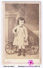 ENFANT DEVANT UN JOUET TRICYCLE CHEVAL, TOY HORSE, CDV LEBIEZ à ANGERS  -Z9