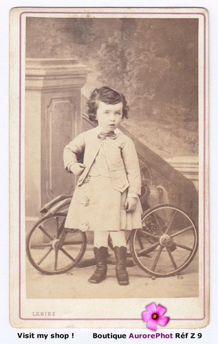 Enfant devant jouet - devant, un