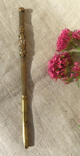PORTE PLUMES ANCIEN EN LAITON À DÉCOR RAPPORTÉ DE STYLE LOUIS XVI