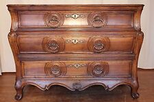 Ancienne commode tombeau en noyer époque Louis XV. XVIII ème siècle